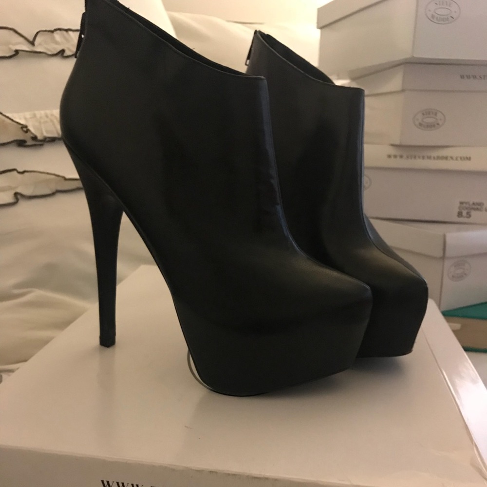 Steve Madden Dafni bootie Black sz 8